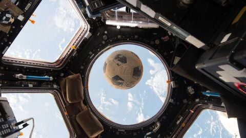 El bal&oacute;n orbitando en la Estaci&oacute;n Espacial Internacional