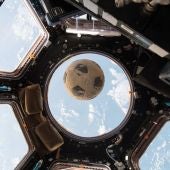 El balón orbitando en la Estación Espacial Internacional