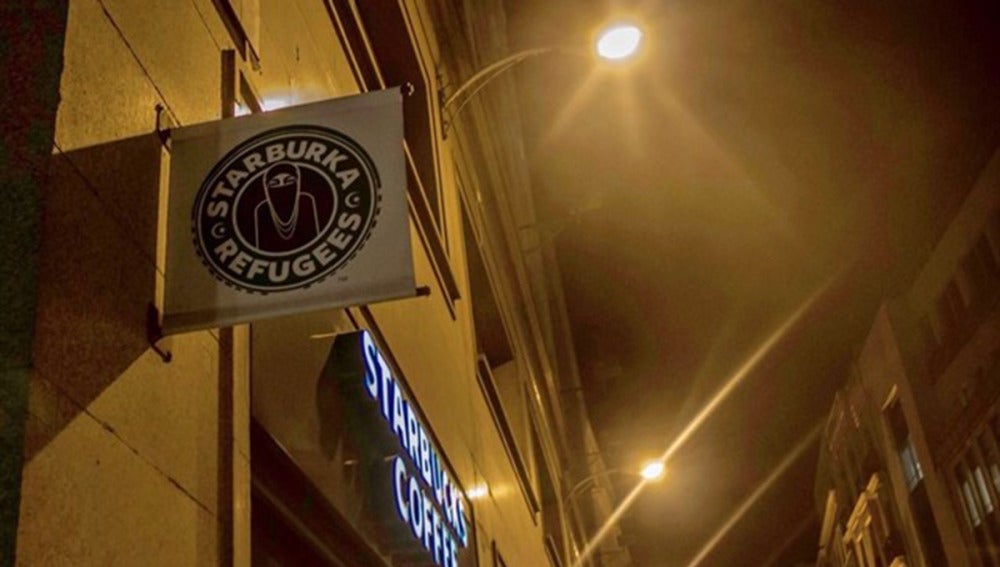 Uno de los carteles con burkas colocados por el grupo de extrema derecha HSM en un Starbucks