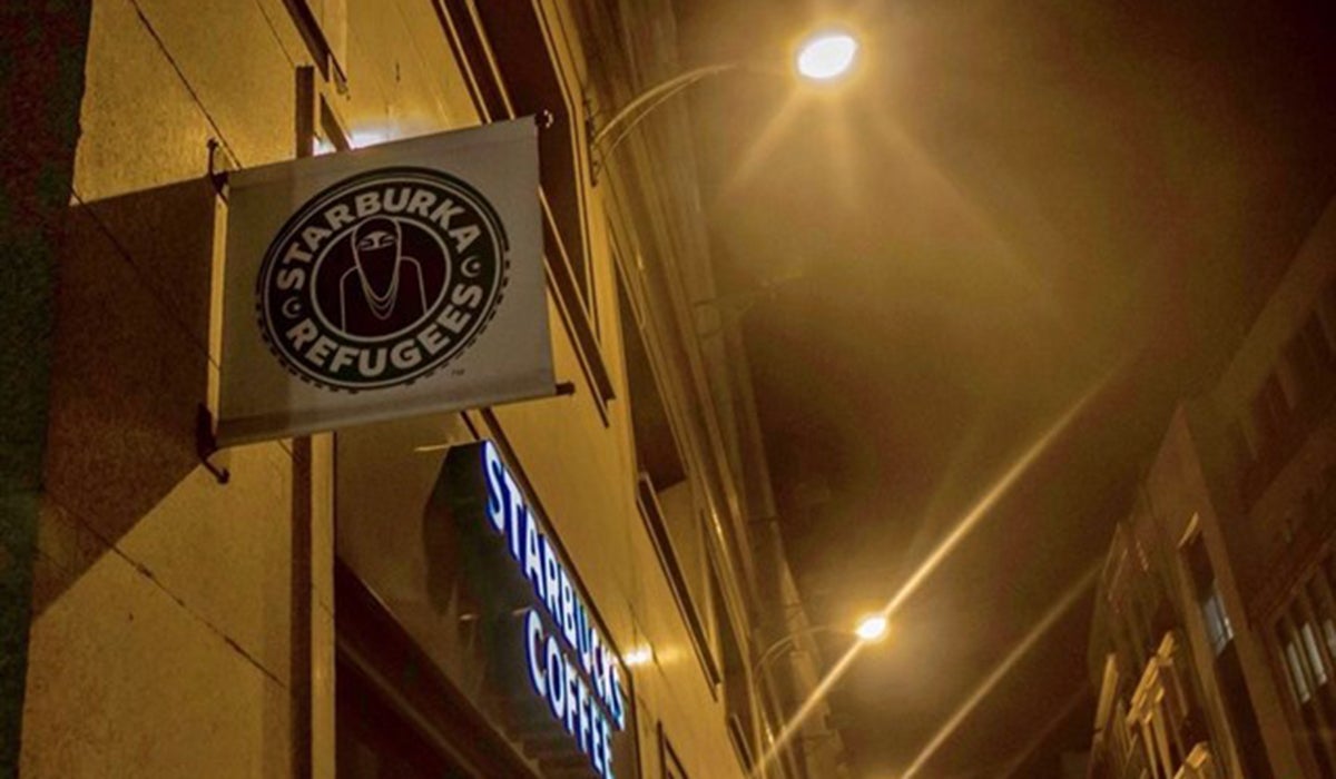 Un grupo de extrema derecha coloca carteles con burkas en los Starbucks de Madrid Un grupo de extrema derecha coloca carteles con burkas en los Starbucks de Madrid