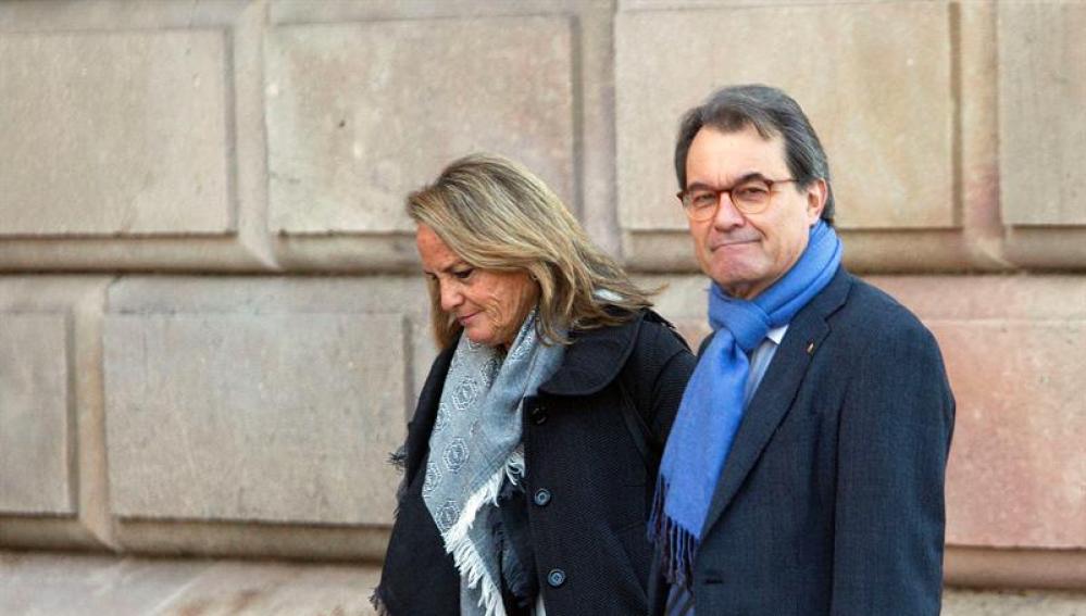 El expresident de la Generalitat Artur Mas junto a su mujer, Helena Rakosinik
