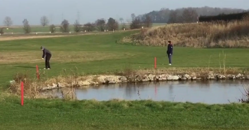El golpe magistral de un golfista... ¡Aprovecha un lago helado para llegar al hoyo! El golpe magistral de un golfista... ¡Aprovecha un lago helado para llegar al hoyo!