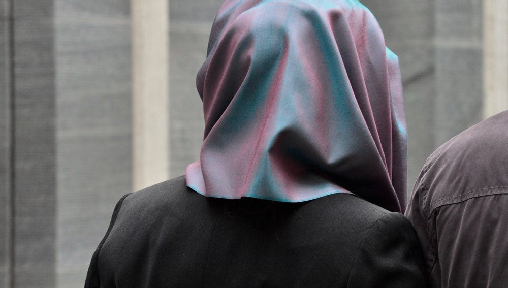 Juzgan a un yihadista que transformó a una joven española neonazi en musulmana radical Juzgan a un yihadista que transformó a una joven española neonazi en musulmana radical