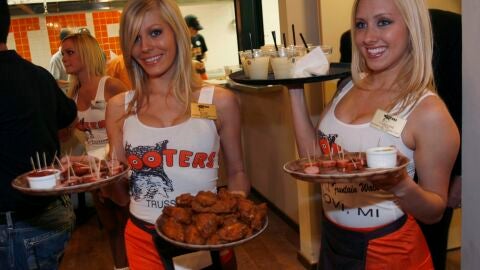 Dos camareras de Hooters