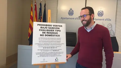El edil Héctor Díez junto al cartel que se va a instalar en los puntos de vertido ilegal del municipio. Vertidos