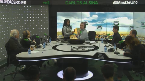 El regalo de Catalina, la joven que fue soldado las FARC, a Carlos Alsina El regalo de Catalina, la joven que fue soldado las FARC, a Carlos Alsina