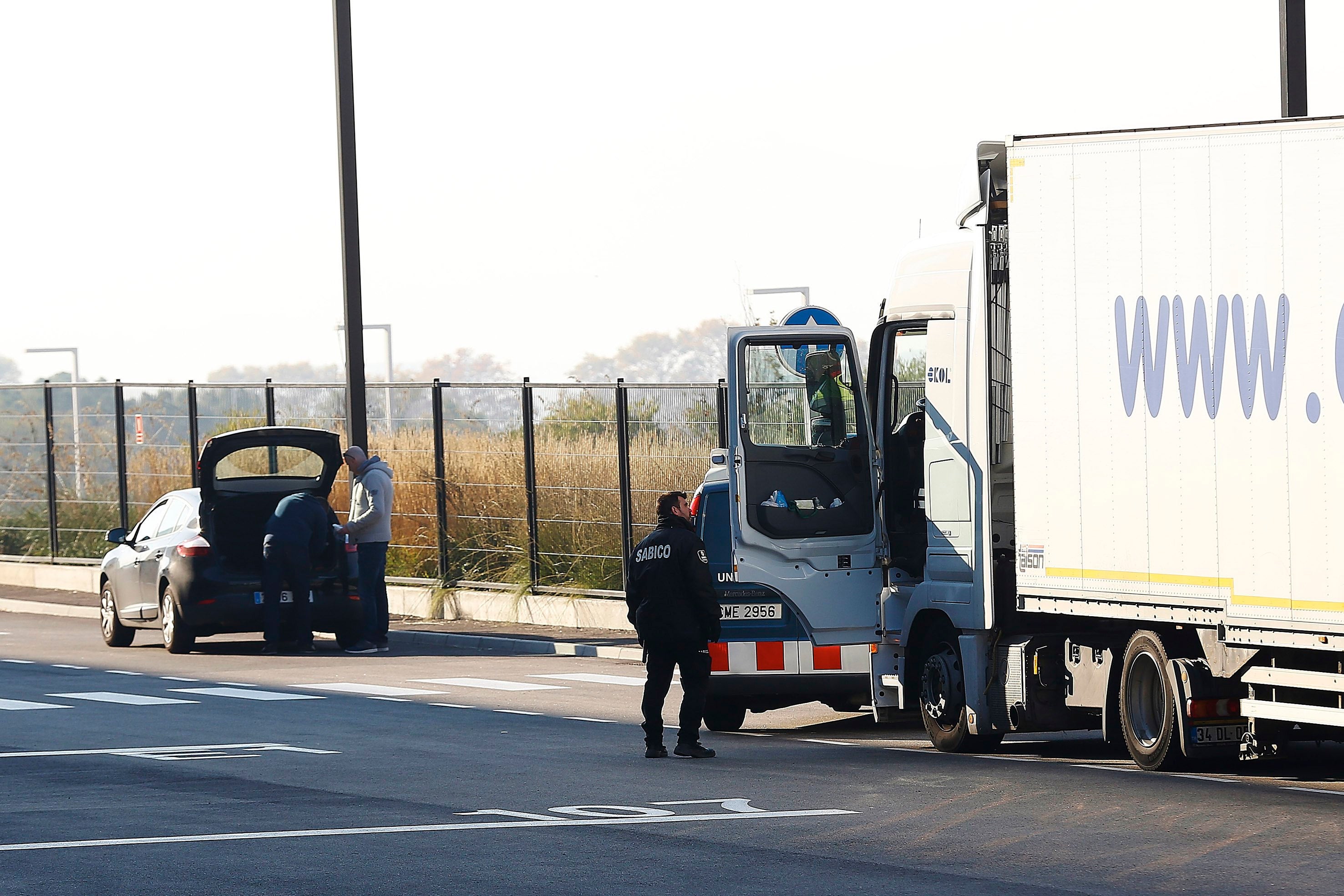 Encuentran a seis menores ocultos en los bajos de dos camiones en el puerto de Ceuta Encuentran a seis menores ocultos en los bajos de dos camiones en el puerto de Ceuta