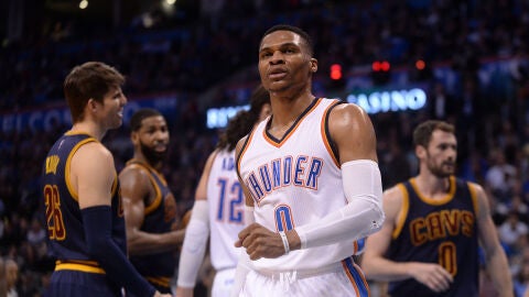 Russell Westbrook celebra un punto en un partido con los Thunder