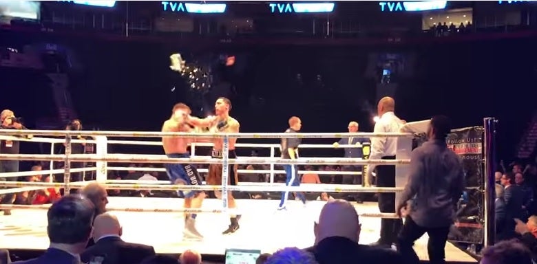 Lanzan una cubitera desde la grada... ¡e impacta en la cabeza de un luchador! Lanzan una cubitera desde la grada... ¡e impacta en la cabeza de un luchador!