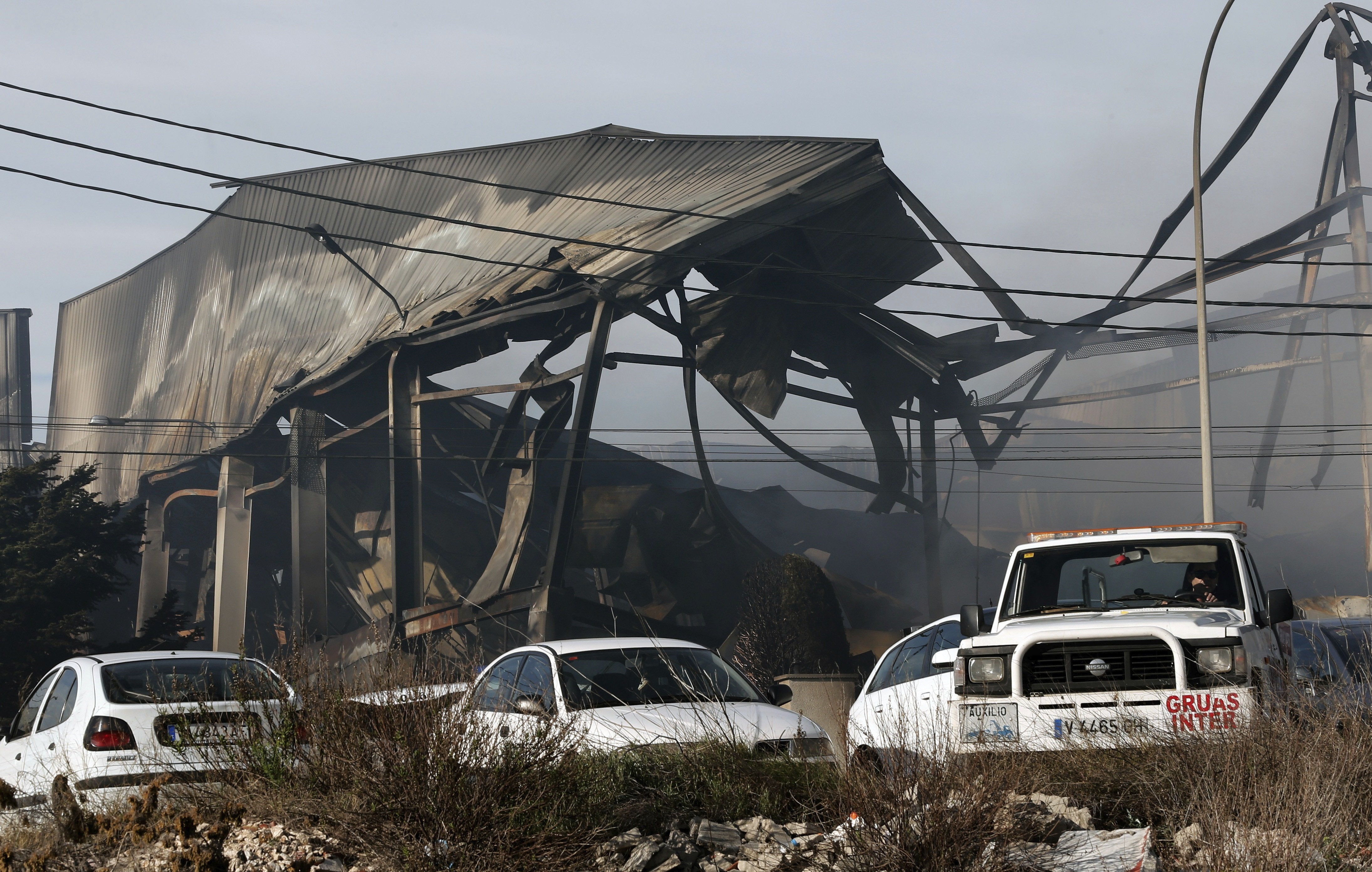 "Oficialmente controlado" el incendio que se desató en una nave con productos químicos de Paterna "Oficialmente controlado" el incendio que se desató en una nave con productos químicos de Paterna