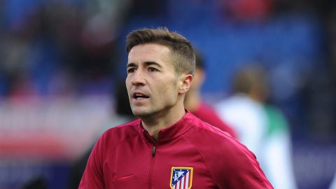 Gabi mira a la grada durante un calentamiento con el Atl&eacute;tico de Madrid