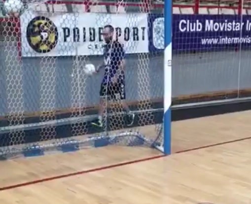 El reto imposible de Ricardinho: ¿marcará desde detrás de la portería? El reto imposible de Ricardinho: ¿marcará desde detrás de la portería?