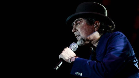 Joaqu&iacute;n Sabina en un concierto con su m&iacute;tico bomb&iacute;n