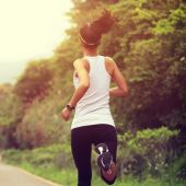Una mujer haciendo una ruta de running