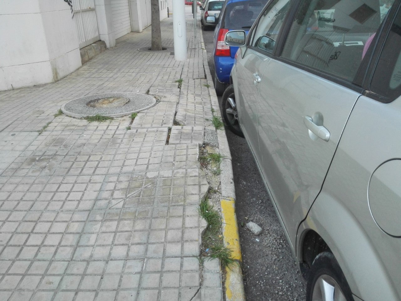 Ilicitanos por Elche pide el arreglo de la acera por la que se accede al PAS de Altabix Ilicitanos por Elche pide el arreglo de la acera por la que se accede al PAS de Altabix