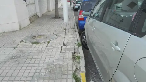 Acera de la calle Gandhi de Elche cuyo mal estado denuncia Ilicitanos por Elche. Aceras