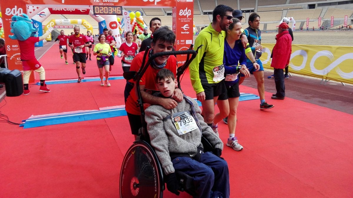Piden el Princesa de Asturias de los Deportes para el héroe que corrió seis maratones empujando la silla de su hijo con parálisis Piden el Princesa de Asturias de los Deportes para el héroe que corrió seis maratones empujando la silla de su hijo con parálisis