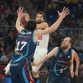 Sergio Llull penetra a canasta anta la defensa andorrana Sergio Llull penetra a canasta anta la defensa andorrana