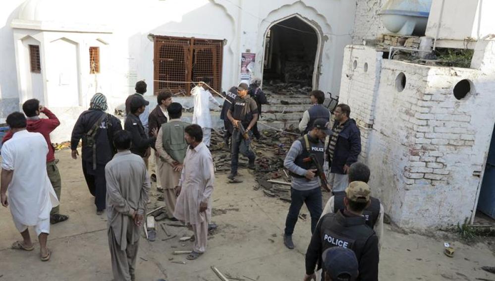 Policías inspeccionan la mezquita donde se produjo un ataque con bomba en la localidad de Shikarpur (Pakistán)