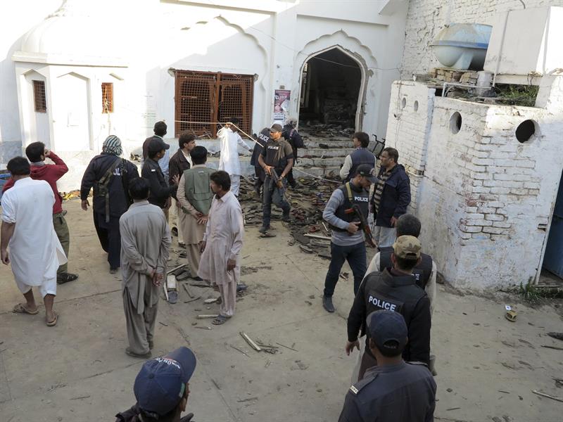 Al menos 76 muertos en un atentado en un templo sufí de Pakistán Al menos 76 muertos en un atentado en un templo sufí de Pakistán