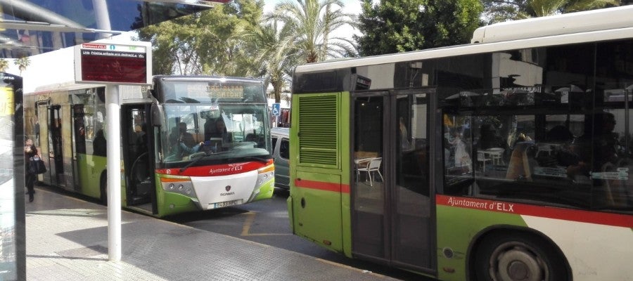 Dos autobuses del transporte público urbano de Elche. Dos autobuses del transporte público urbano de Elche.