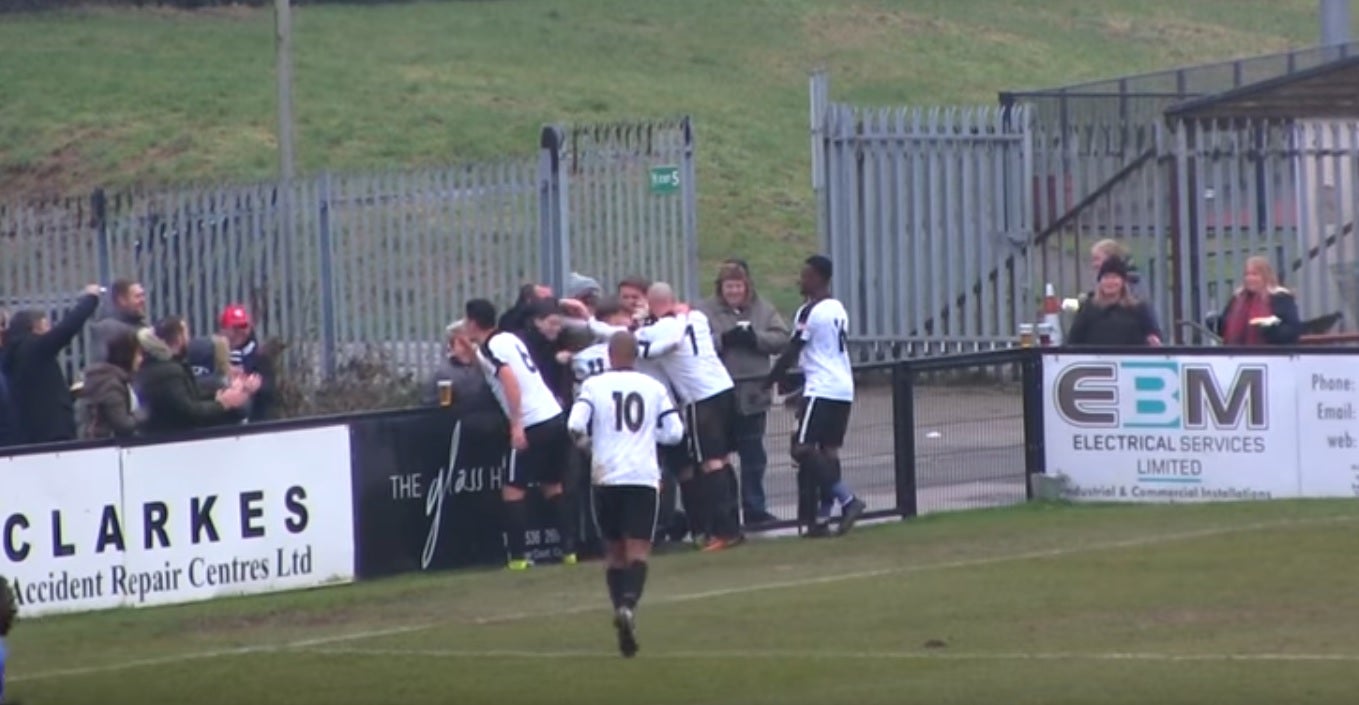 Un jugador celebra el gol de su equipo bebiéndose la cerveza de un aficionado Un jugador celebra el gol de su equipo bebiéndose la cerveza de un aficionado