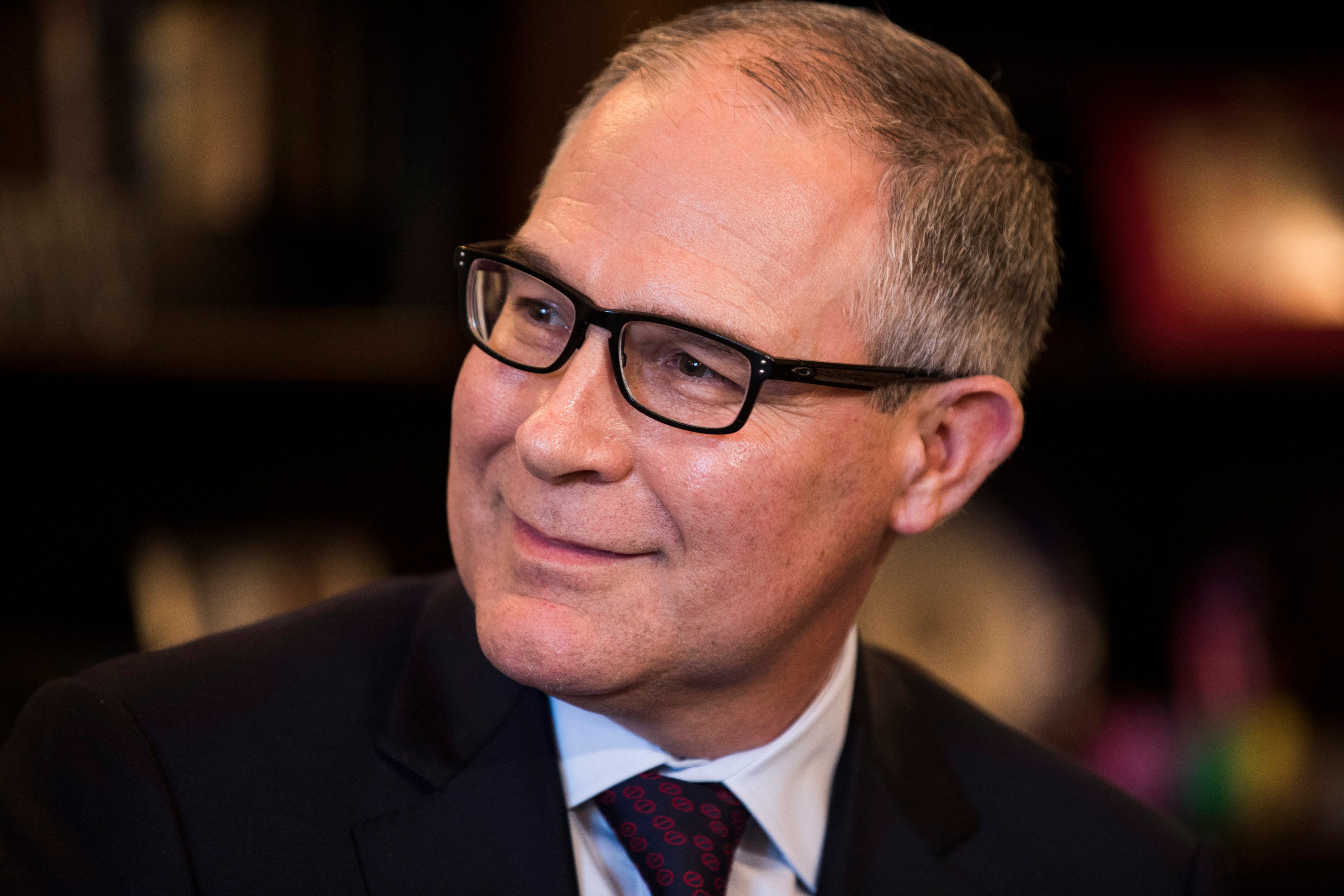 El Senado de EEUU aprueba el nombramiento de un hombre polémico de Trump para dirigir la EPA El Senado de EEUU aprueba el nombramiento de un hombre polémico de Trump para dirigir la EPA