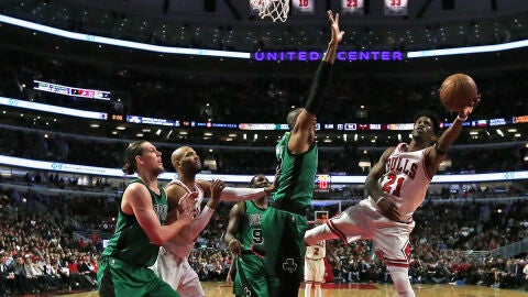 Jimmy Butler intenta anotar una bandeja para los Bulls