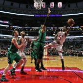 Jimmy Butler intenta anotar una bandeja para los Bulls