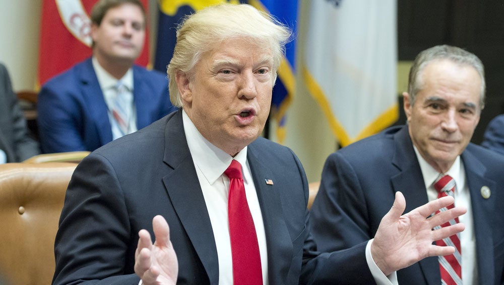 Trump anula una norma que permitía a los transexuales elegir baño en las escuelas Trump anula una norma que permitía a los transexuales elegir baño en las escuelas