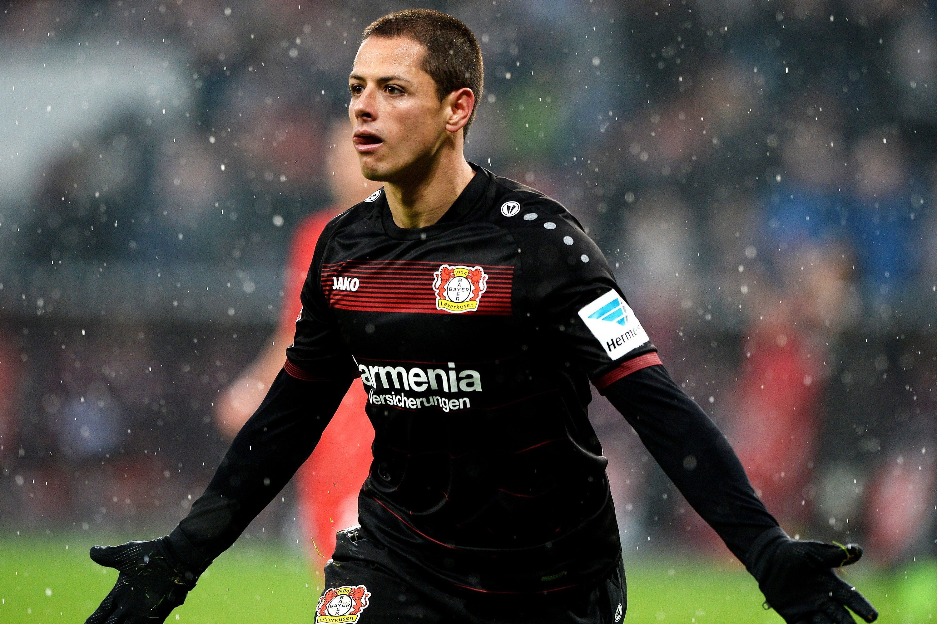 Chicharito avisa al Atlético con un doblete frente al Augsburgo Chicharito avisa al Atlético con un doblete frente al Augsburgo