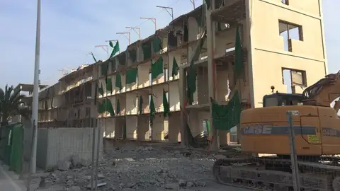 Las obras de rehabilitación en el viejo hotel de Arenales del Sol están paralizadas desde el pasado mes de junio. Hotel Arenales del Sol