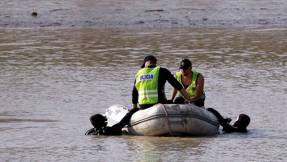 Buzos del equipos de rescate de la Policía buscan el cadáver de Marta del Castillo en el río Guadalquivir