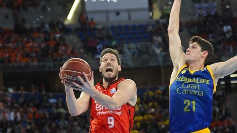 Sam Van Rossom entrando a canasta