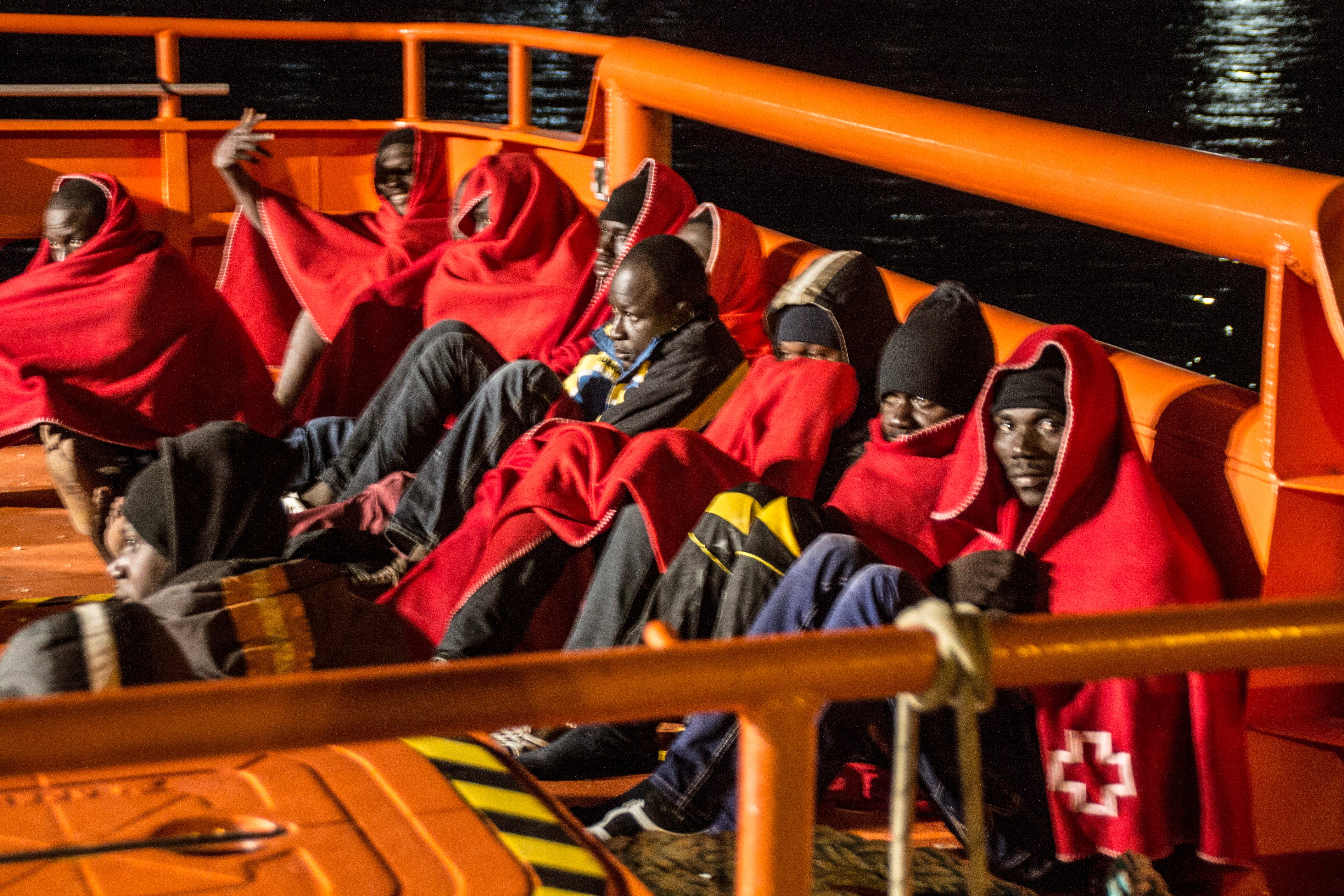 Rescatadas dos pateras con 42 inmigrantes en el Estrecho, mientras se sigue buscando otra con otras 9 personas a bordo Rescatadas dos pateras con 42 inmigrantes en el Estrecho, mientras se sigue buscando otra con otras 9 personas a bordo