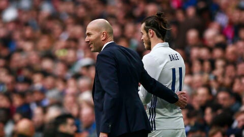 Zidane conversa con Bale antes de que el gal&eacute;s salte al campo