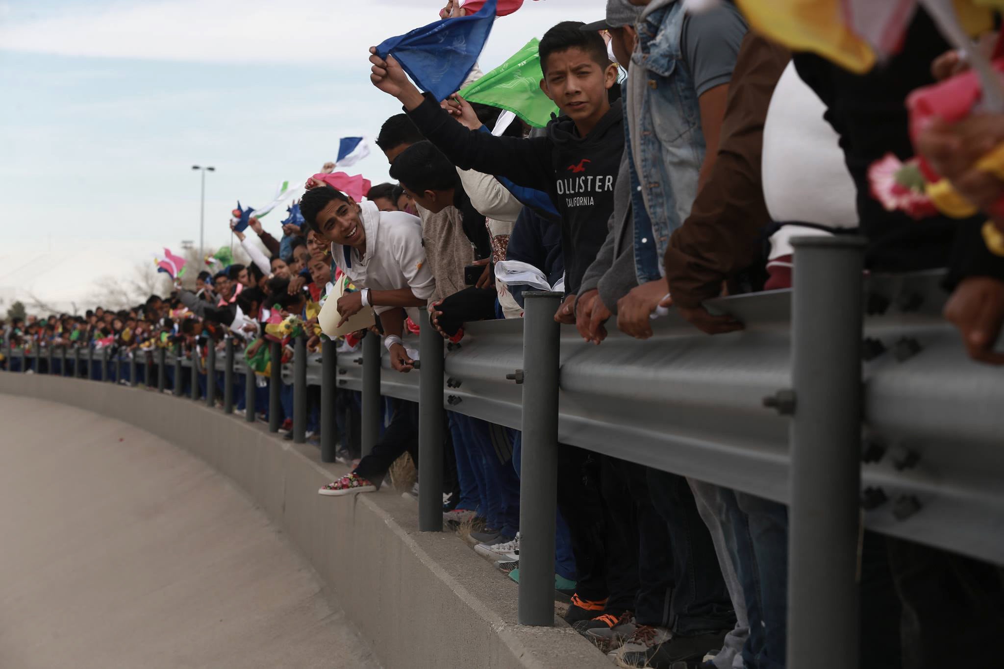 Decenas de personas forman un 'muro humano' en la frontera EEUU-México en protesta a la política migratoria de Trump Decenas de personas forman un 'muro humano' en la frontera EEUU-México en protesta a la política migratoria de Trump