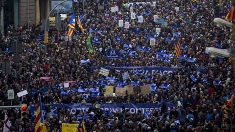  Miles de personas asisten en Barcelona a una manifestaci&oacute;n para acoger refugiados 