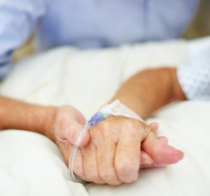 Una pareja de ancianos de la mano Una pareja de ancianos de la mano