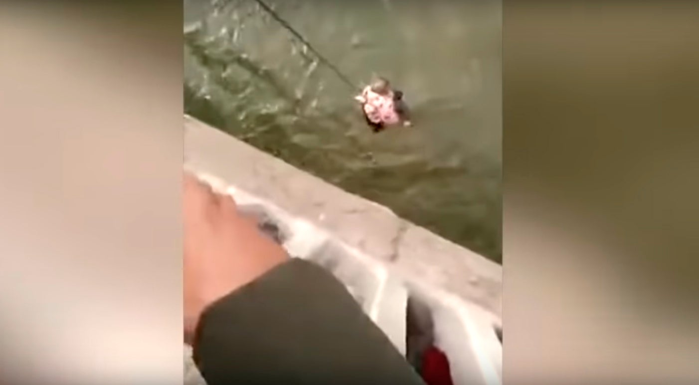 Un taxista rescata a un bebé que fue arrojado al río por su madre Un taxista rescata a un bebé que fue arrojado al río por su madre