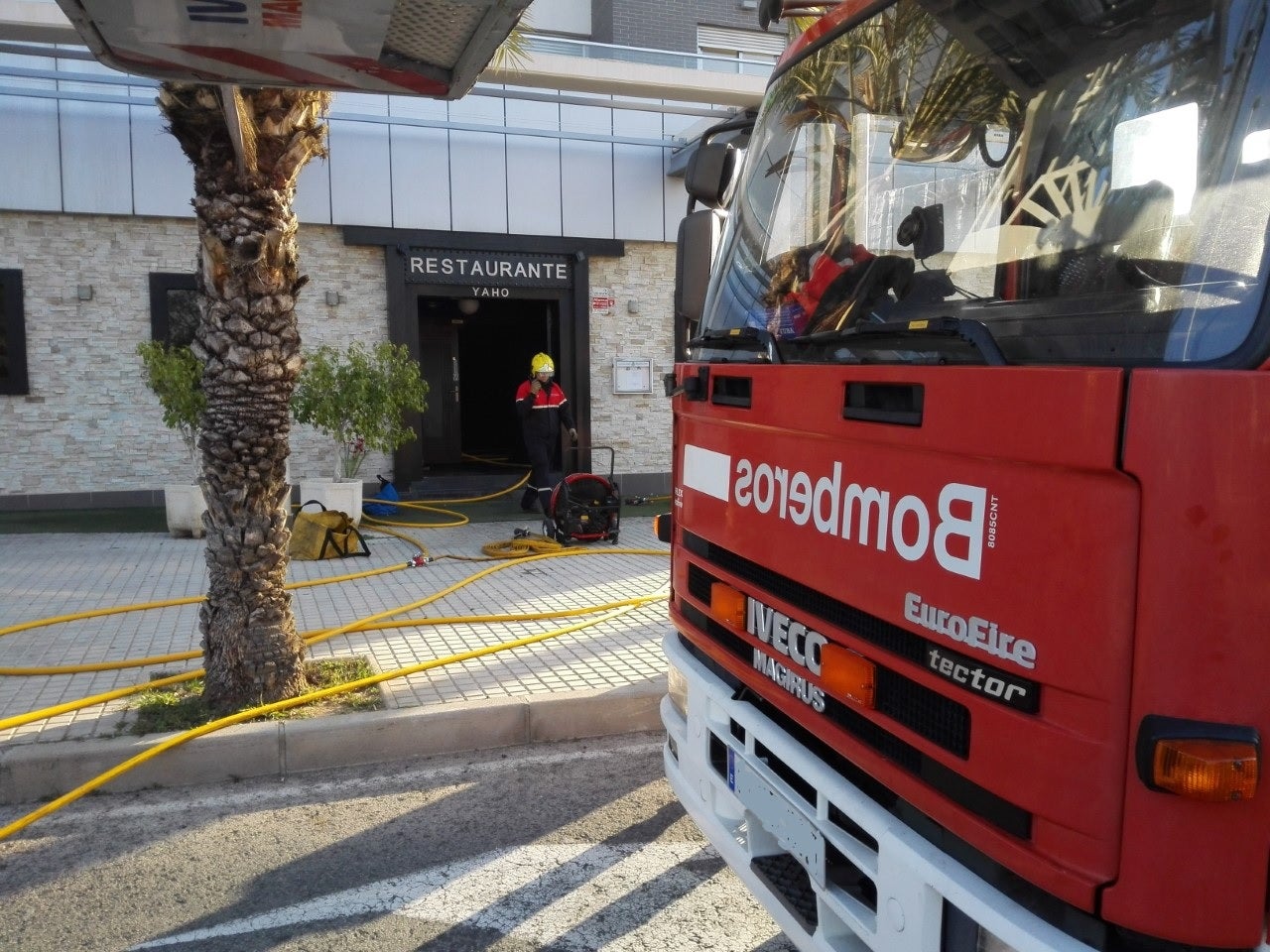 Tres dotaciones de bomberos del CPEI de Badajoz trabajaron en la extinción de un fuego en una vivienda en Higuera la Real Tres dotaciones de bomberos del CPEI de Badajoz trabajaron en la extinción de un fuego en una vivienda en Higuera la Real