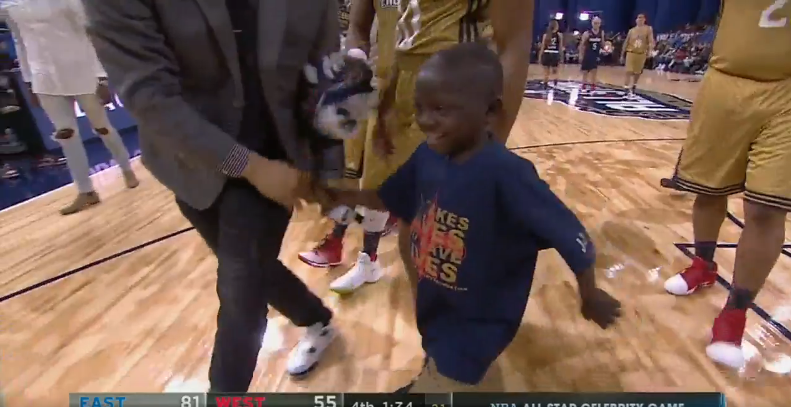 Jarrius Roberts, el chico de 14 años con una enfermedad congénita que conquistó el All Star Jarrius Roberts, el chico de 14 años con una enfermedad congénita que conquistó el All Star