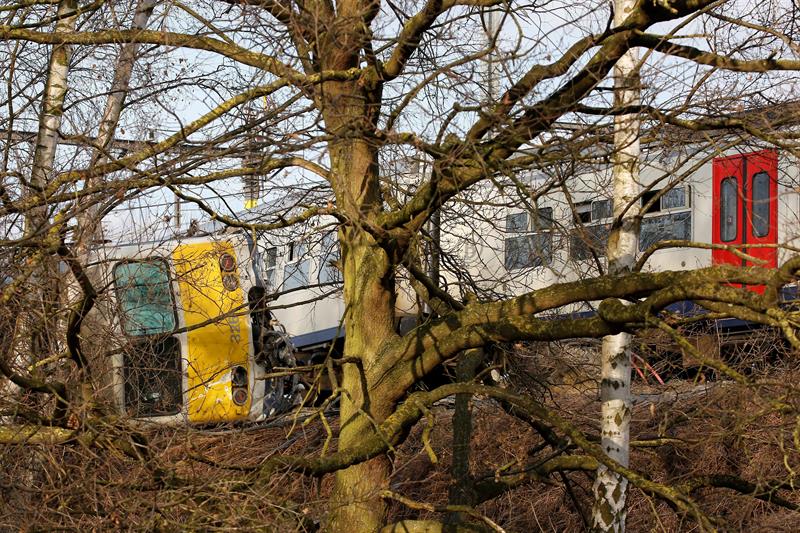 Un muerto y más de 20 heridos al descarrilar un tren al este de Bruselas Un muerto y más de 20 heridos al descarrilar un tren al este de Bruselas