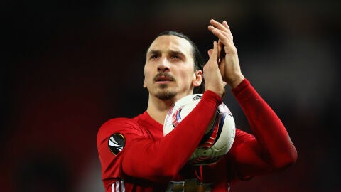 Ibrahimovic aplaude con el bal&oacute;n