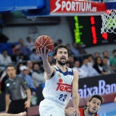 Sergio Llull penetra a canasta ante Sam Van Rossom