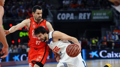 Llull conduce un bal&oacute;n ante la presi&oacute;n de Rafa Mart&iacute;nez.