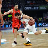 Llull conduce un balón ante la presión de Rafa Martínez. Llull conduce un balón ante la presión de Rafa Martínez.