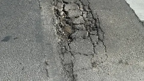 Asfalto en mal estado Quiero restificar que ayer envie una fotografia y puse mal el numero de la calle y es paseo de la castellana 255 a la altura del semaforo. Gracias