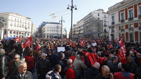Vista de los participantes en la manifestaci&oacute;n convocada por CCOO y UGT