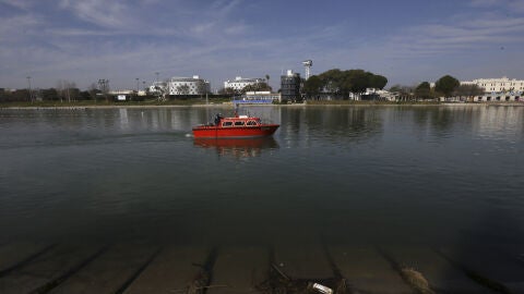 El barco de la Armada realiza las tareas de b&uacute;squeda 